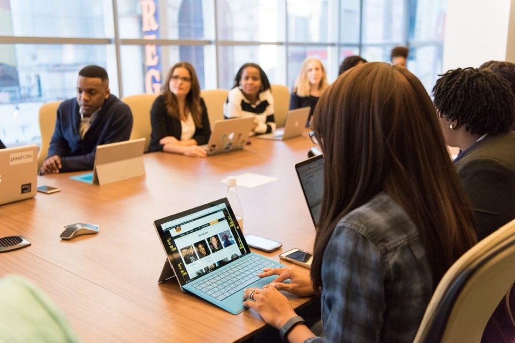 Ein Konferenztisch mit Personen