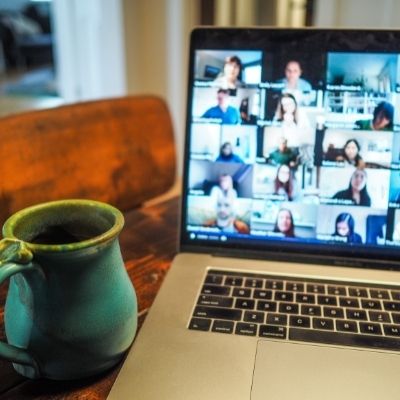 Online Konferenz mit Kaffee
